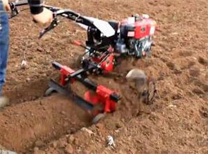 微耕機(jī)起壟作業(yè)